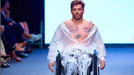 Modelo Esteban Chavarría continúa luchando por su salud: ‘Sigue delicado’