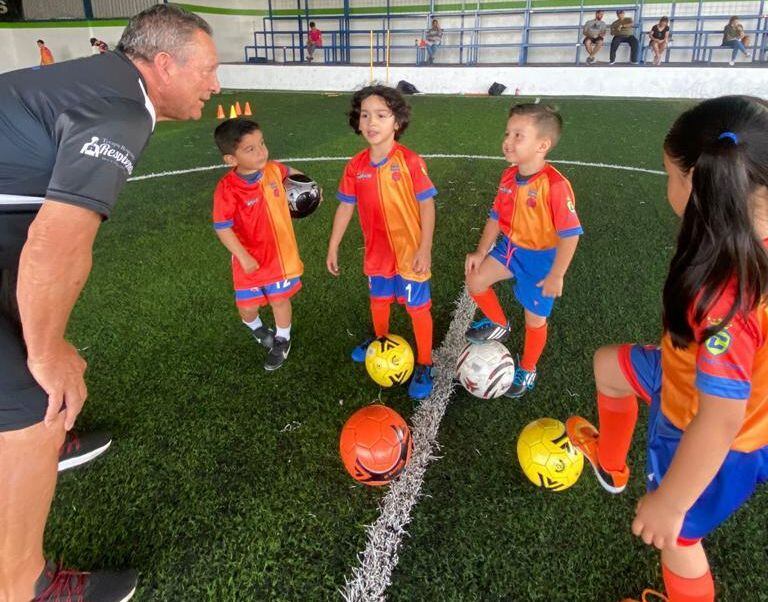El técnico Marvin Solano (izquierda) trabaja con niños y niñas desde los cuatro años, en el complejo deportivo Sport Center, ubicado en Aguacaliente de Cartago.
