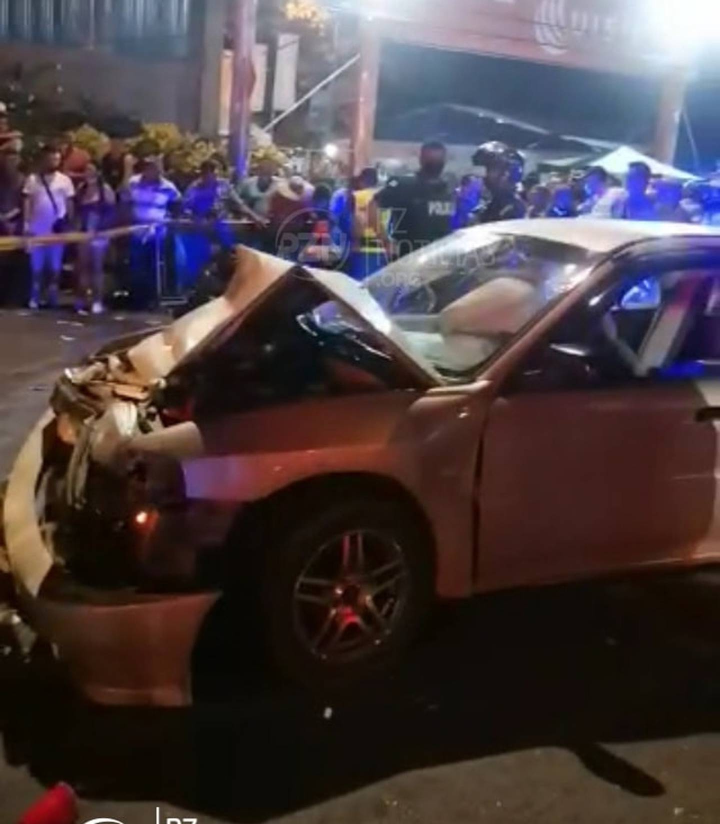 La Policía de Tránsito se hizo cargo del accidente que, aunque no dejó personas fallecidas, lesionó a unos 14 peatones cerca de la Expo PZ, al filo de la medianoche. Foto: Mario Cordero.