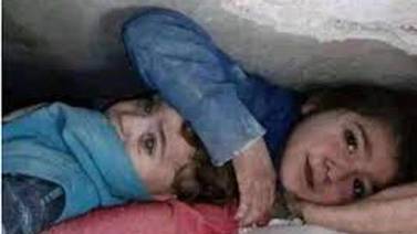 Rescatada en Turquía niña que durante 17 horas protegió cabeza de su hermano, tras terremoto