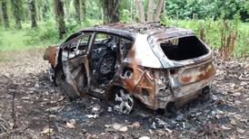 OIJ encuentra restos óseos dentro de vehículo panameño quemado en Corredores de Puntarenas