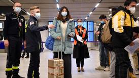 ¿Cuáles países imponen restricciones anticovid para viajeros provenientes de China?