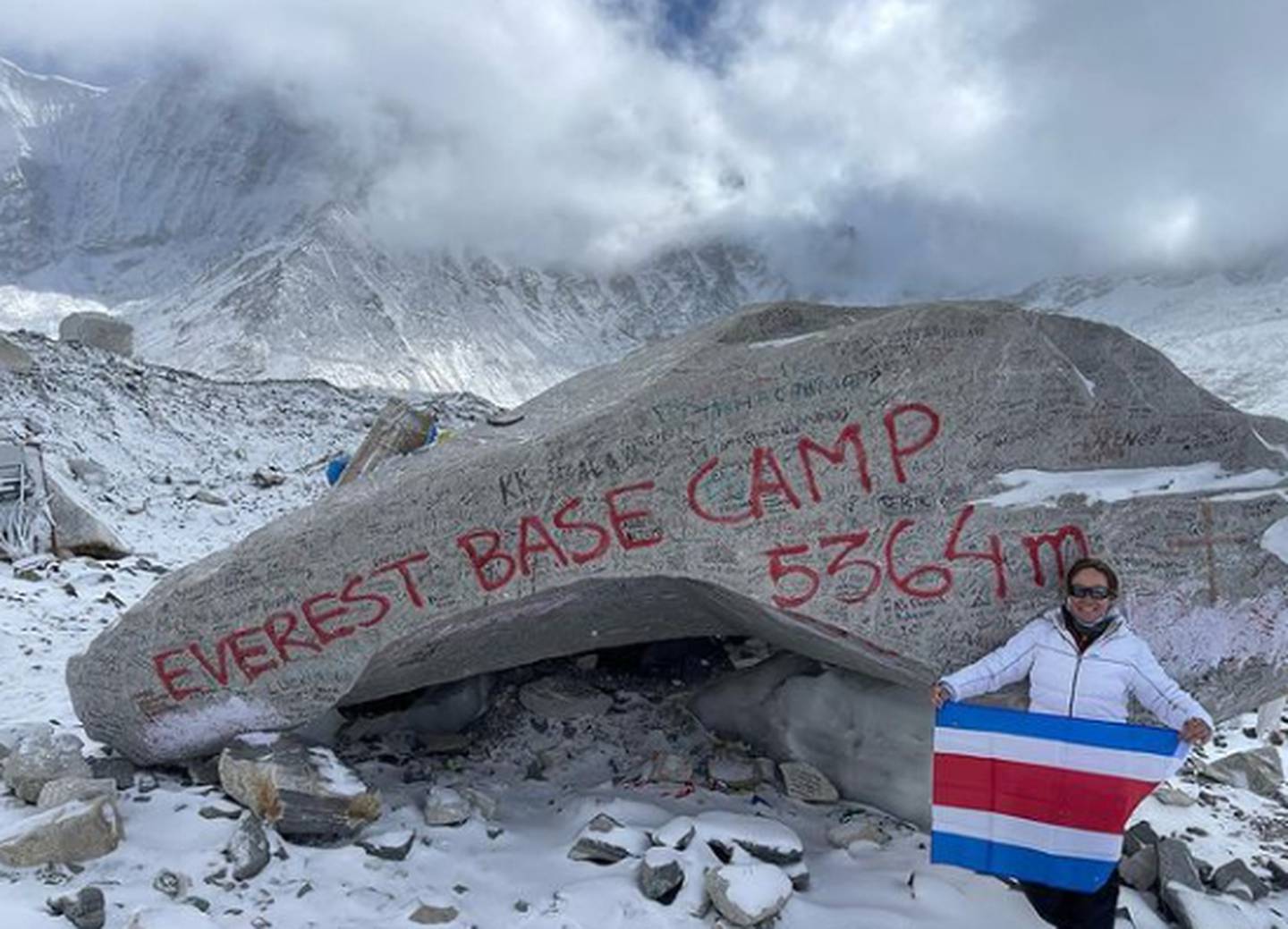 La chef Lorena Velásquez logró llegar al Campo Base del Everest. Instagram.