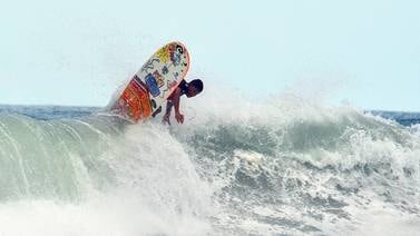  Anthony Flores avanzó en ronda principal en Perú en el Mundial Longboard de Surf