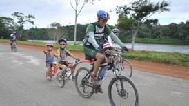 Padre e hijos en una sola bicicleta