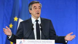 Candidato presidencial en la cuerda floja en Francia luego de nuevas revelaciones