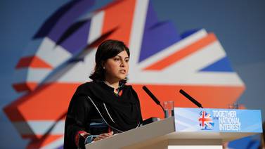 Ministra británica musulmana renuncia por discrepancias sobre Gaza