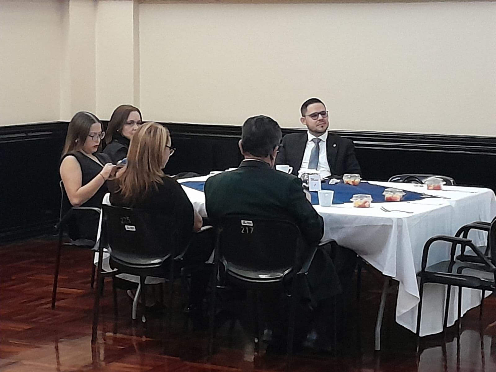 Carlos Felipe García (de frente) y Vanessa castro (a la izquierda) desayunaron en una mesa distinta de la del resto de legisladores del PUSC. Foto: Josué Bravo