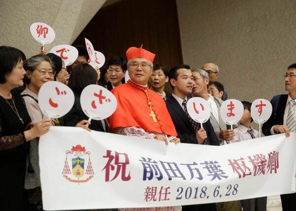 Uno de los nuevos cardenales, Thomas Aquinas Manyo, arzobispo de Osaka, Japón, rodeado d amigos luego del consistorio en el cual el papa Francisco le concedió tal distinción