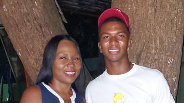 La mamá aficionada a Saprissa irradia alegría ante el sueño de su hijo en Alajuelense 