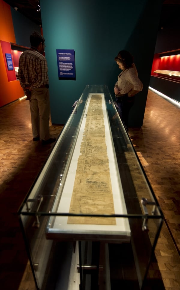 Una visitante se detiene en el códice de Moctezuma, exhibido en el Museo de Historia y Antropología de México.