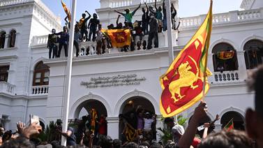 Manifestantes irrumpen en oficina del primer ministro tras huida del presidente en Sri Lanka 