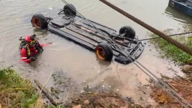Niña y mujer mueren ahogadas por caída de buseta a río