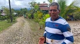 ‘A como pude guindé la moto de mi hijo en un árbol’, relata vecino de Palmar Sur afectado por ciclón Julia