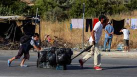 Migrantes dejan calles para irse a nuevo campamento en isla griega de Lesbos