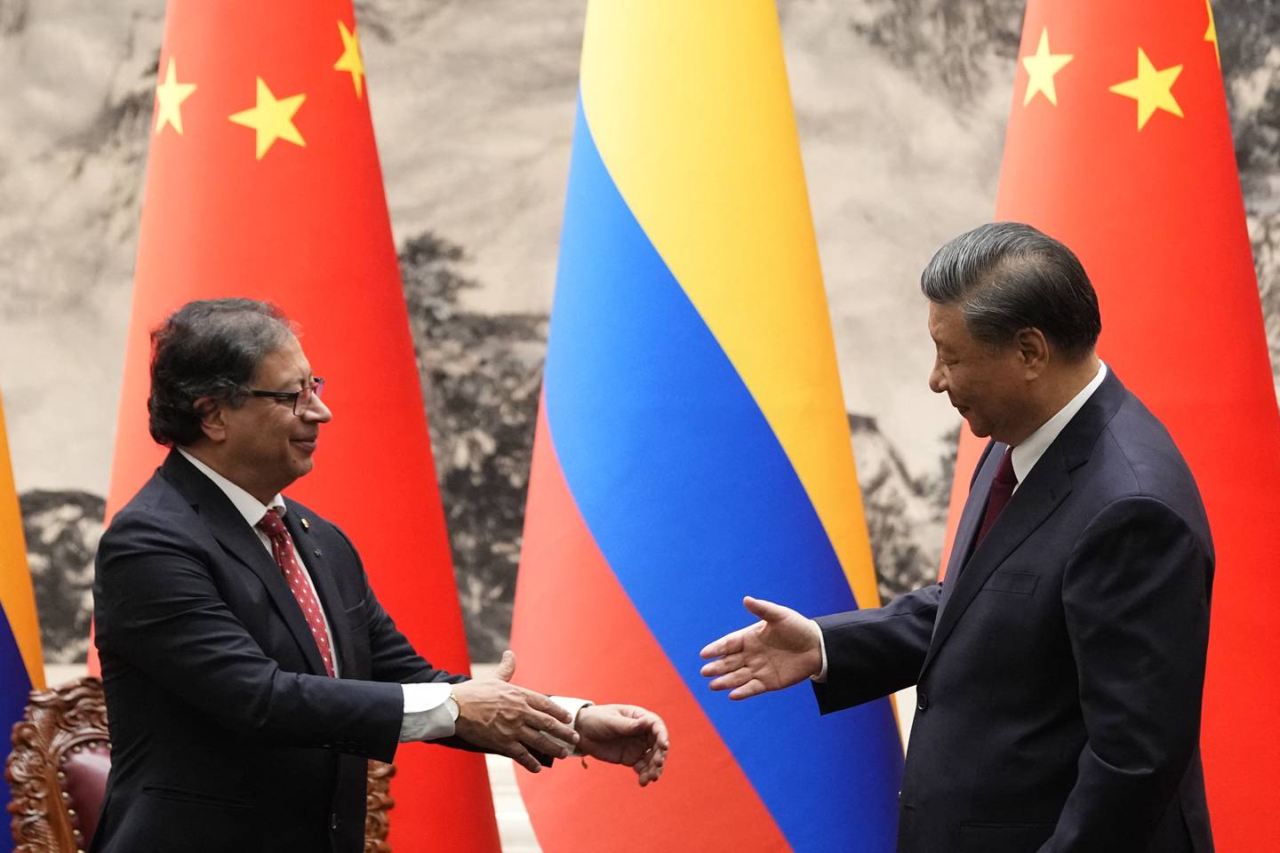 El presidente chino, Xi Jinping (izq), y su homólogo colombiano, Gustavo Petro, se reunieron en Pekín para discutir la nueva 'asociación estratégica' entre China y Colombia.