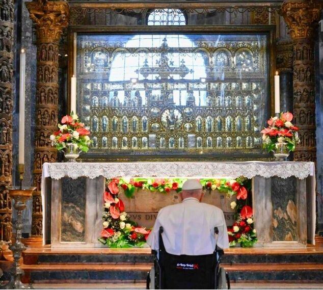 Al final de la misa que dio en Venecia, el papa Francisco veneró las reliquias de San Marcos, en el interior de la basílica de ese lugar.
