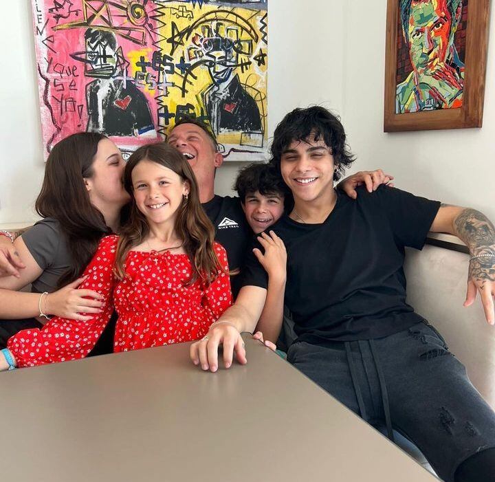 Aunque son hijos de diferentes madres, Alejandro Sanz se ha preocupado porque Manuela, Alma, Dylan y Alexander se lleven muy bien entre ellos. 