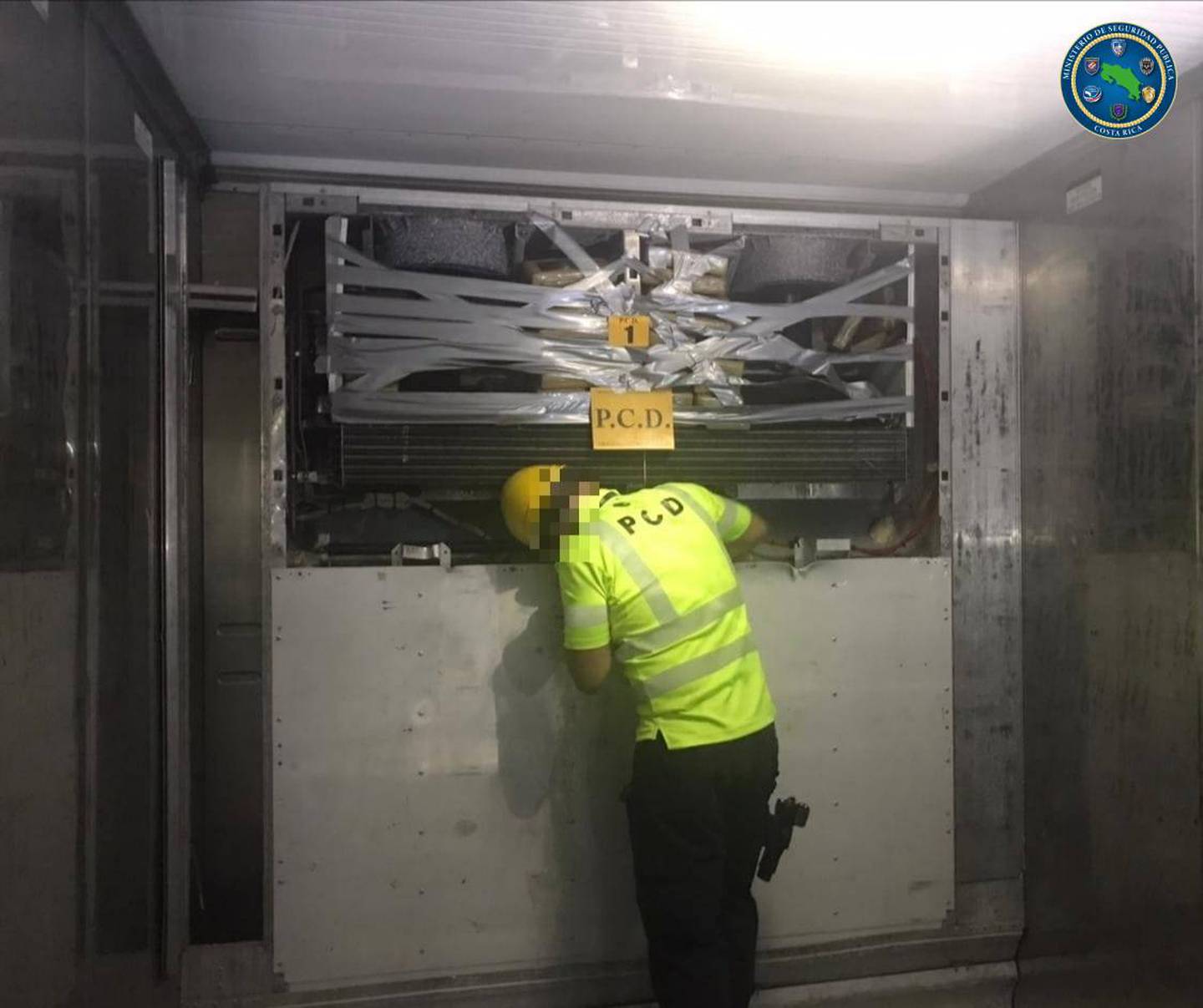 En la unidad de enfriamiento de un contenedor con banano, la PCD encontró una carga de 105 kilos de coca que iban para Alemania. Foto: Cortesía MSP.