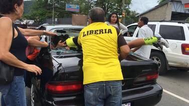 Ciclista queda incrustada en parabrisas de un carro tras accidente en Vuelta a Guanacaste