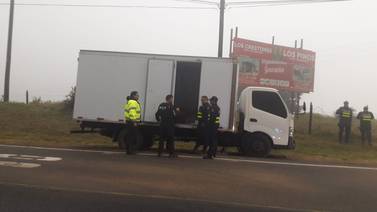 Policía persigue por 16 kilómetros a ocupantes de camión que llevaban carga de licor