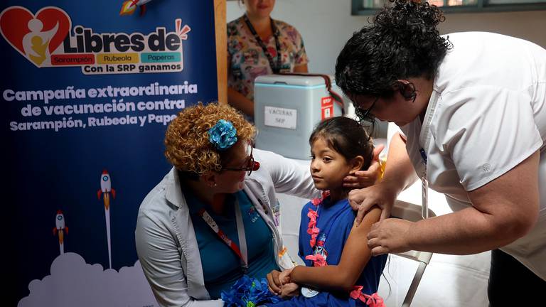Grupos antivacunas entorpecen campaña contra sarampión en centros educativos