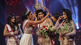 (Video) Reinas de belleza se arrebatan la corona en Sri Lanka y se arma un escándalo monumental