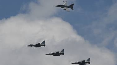 Llegada de aviones de combate a Ucrania deben ser autorizados por Estados Unidos, advierte Ministro británico