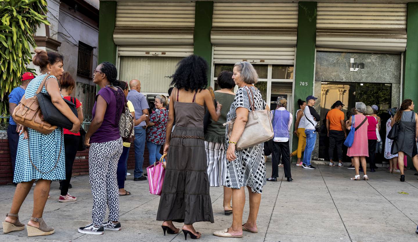 El Banco Central de Cuba anunció el miércoles que se han tomado medidas para limitar las transacciones en efectivo y fomentar los pagos electrónicos en un país acosado por una alta inflación y una crisis de liquidez.