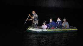 Agentes, migrantes y traficantes: el desfile de cada noche en el Río Grande