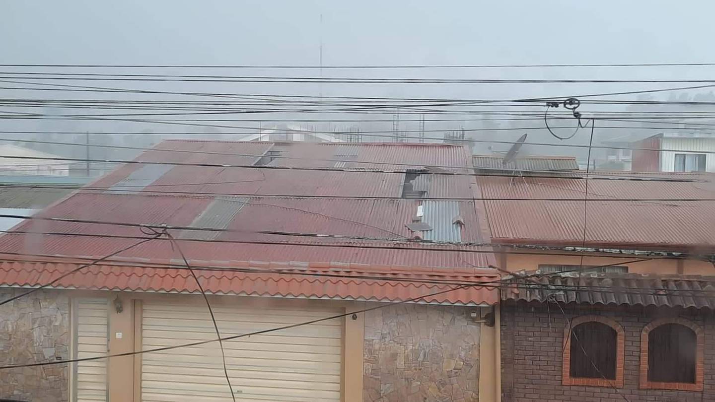 Torbellino afecta varias casas en Cartago. Foto Comunicaciones Cartago.