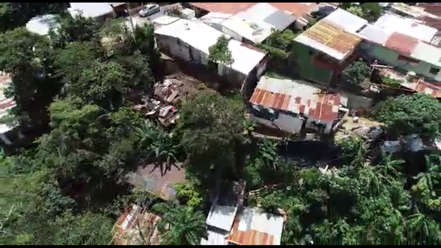 Este deslizamiento en el sector 5 de Los Guido, además de poner en riesgo a los moradores, significa un peligro para personas que viven en la parte baja. Foto: Cortesía CNE.