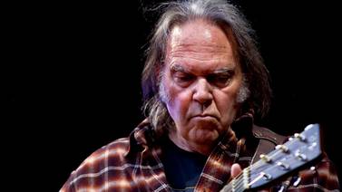 Neil Young se sale de Spotify porque emite un podcast antivacunas