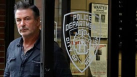 Alec Baldwin no ha entregado su teléfono a la policía para investigación del tiro mortal en el set 