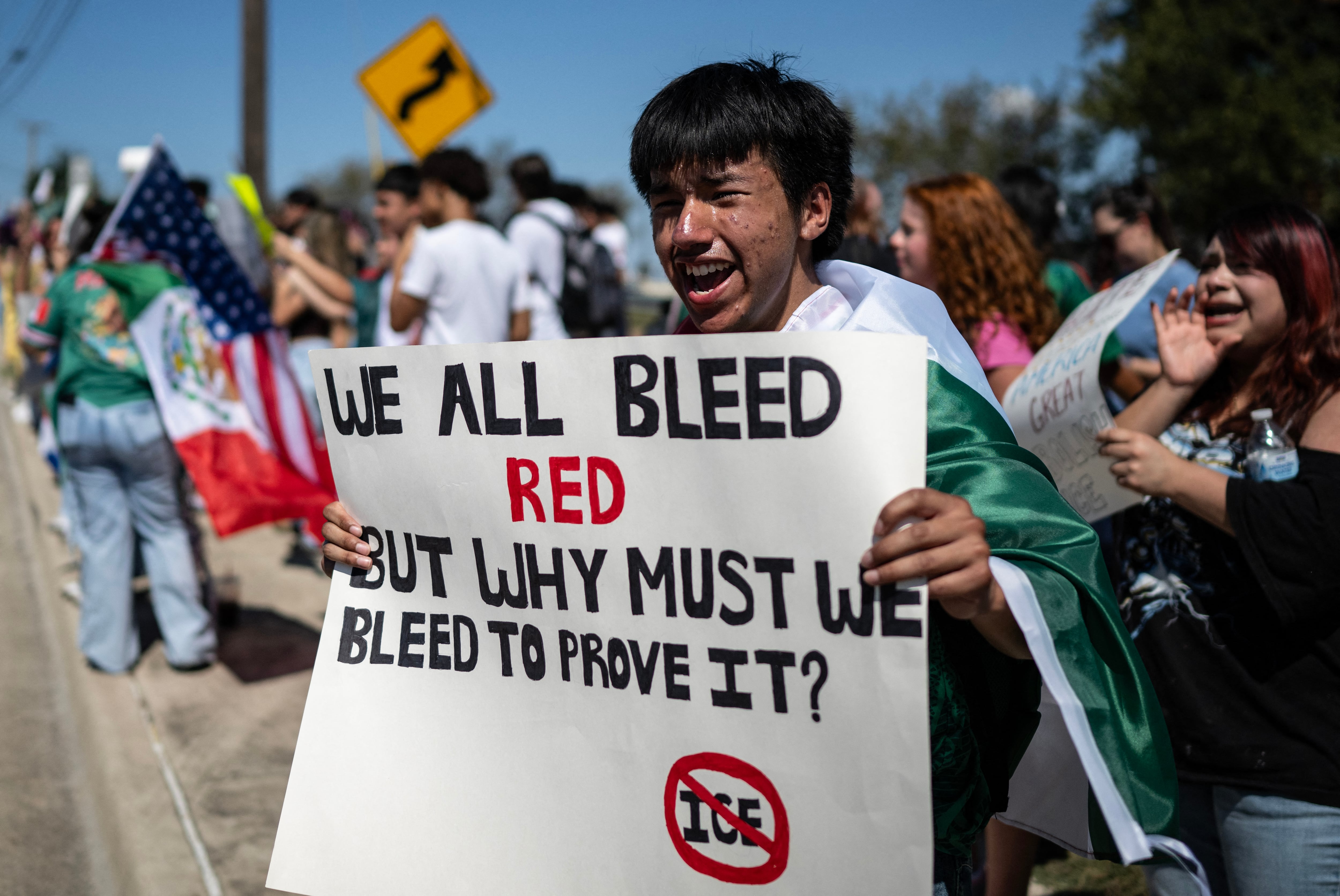 Estudiantes de secundaria protestan contra el ICE frente al tribunal municipal de Pflugerville, Texas, el 22 de septiembre de 2026. El migrante venezolano Wilber Rafael Garcés Pérez, de 28 años, fue trasladado de urgencia a un hospital tras recibir un disparo el 20 de septiembre por parte de un agente de inmigración de EE. UU.; las autoridades locales expresaron su indignación y exigieron una investigación sobre lo sucedido. El hombre se encontraba en estado estable pero grave, con una herida de bala en el torso sufrida durante una persecución a pie, según informaron los funcionarios, quienes subrayaron que la información sobre el incidente era "muy preliminar".