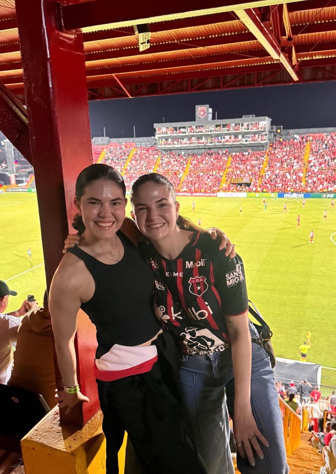 Carolina Jaikel presenció junto a su hermana Priscila ese partido en el que Bryan Ruiz dirigió a Alajuelense contra Marathón.