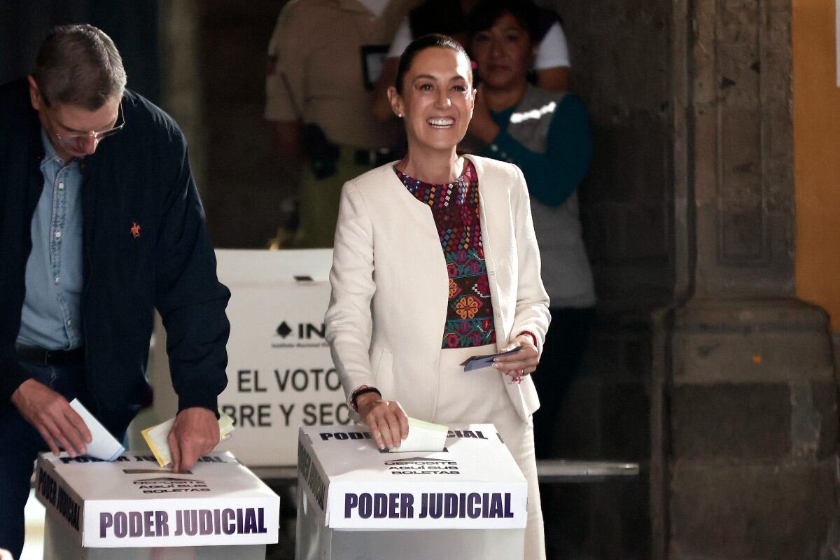 La presidenta de México, Claudia Sheinbaum, emite su voto en un centro de votación durante las primeras elecciones mexicanas para jueces y magistrados en el mundo, celebradas en la Ciudad de México el 1 de junio de 2025.