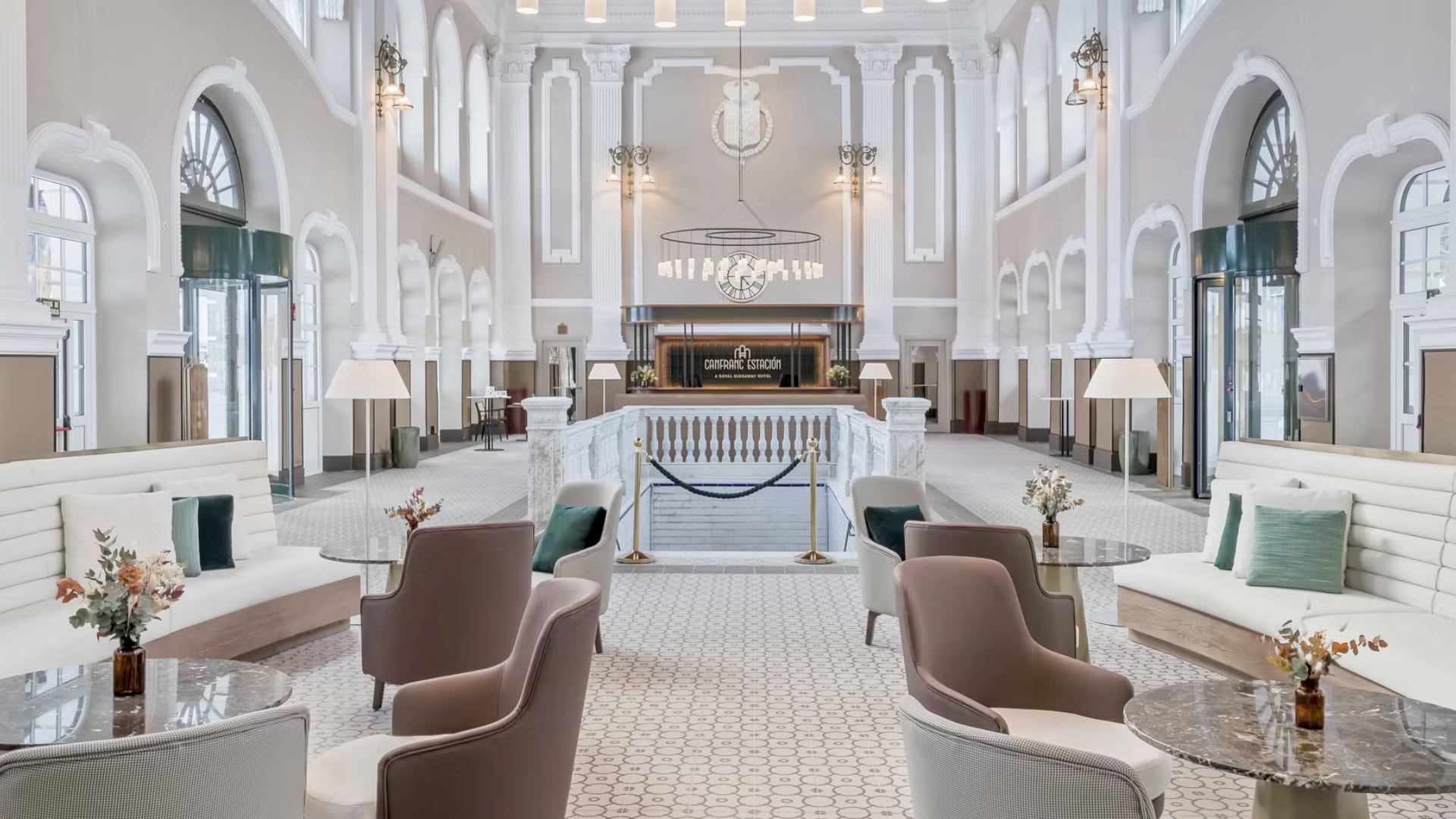 El hall central conserva la estructura original de la estación, con una marquesina metálica restaurada y detalles art déco que evocan el esplendor ferroviario del siglo XX