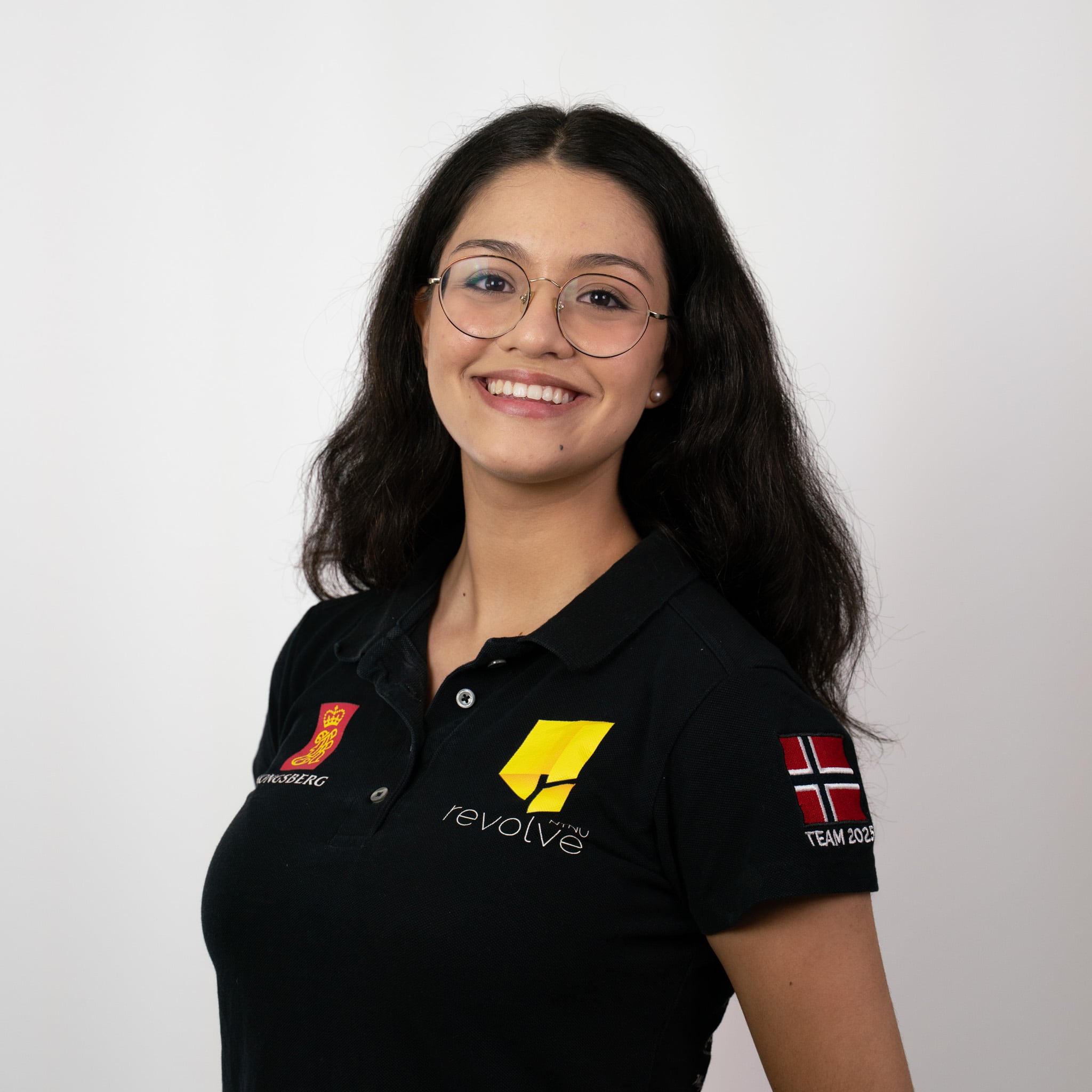 Desde los 13 años emigró a Noruega y hoy forma parte de Revolve, un equipo que construye un carro de carreras.