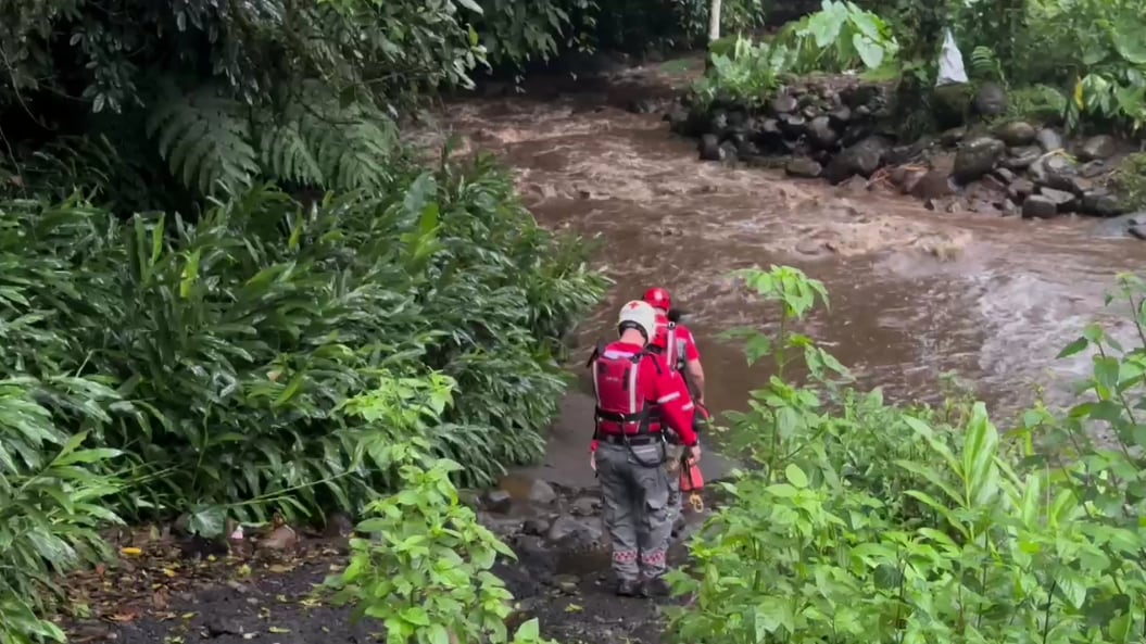 La Cruz Roja busca a un hombre que fue arrastrado por el caudal de una quebrada en Platanares de Moravia. La víctima, al parecer, estaba trabajando en labores de limpieza en la margen del río. (Foto: Cruz Roja)