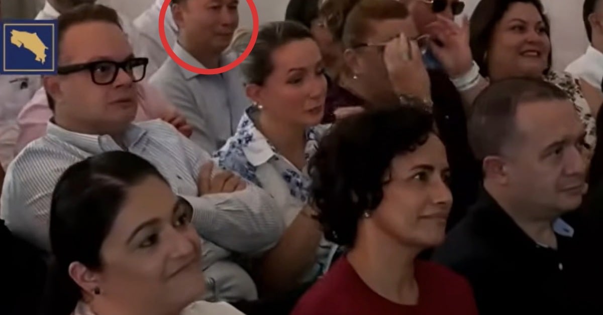 Guobin Tam Zhang justo detrás de los diputados Gonzalo Ramírez y Kattia Calvo (con las manos en los anteojos).