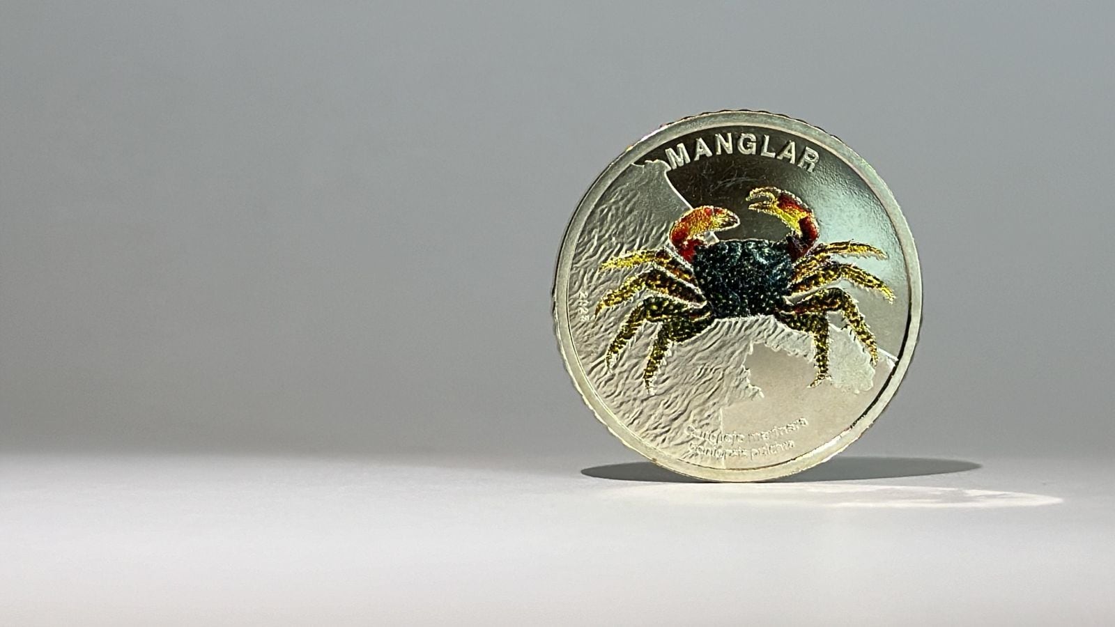 Moneda coleccionable de ¢50 del Banco Central de Costa Rica con la imagen del cangrejo marinera, representativa del ecosistema de manglar, parte de la serie Fauna de los Ecosistemas.