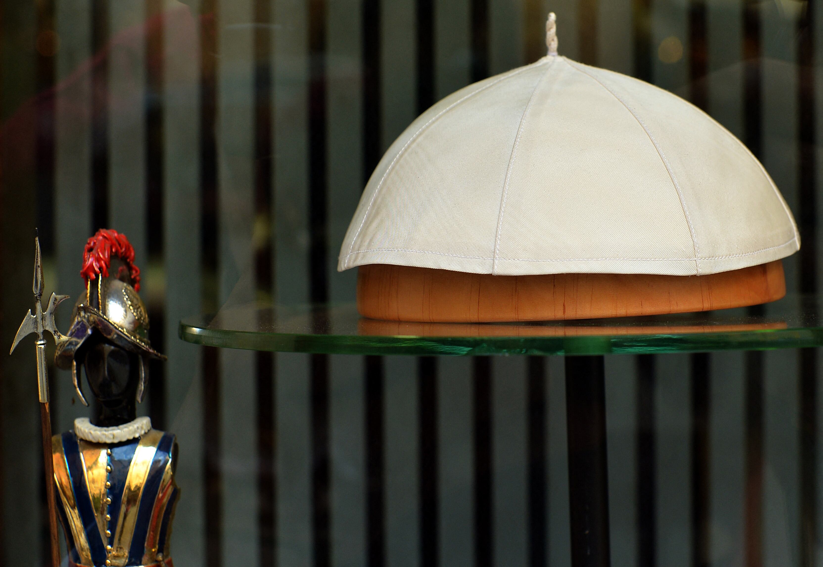 Una birreta papal aparece en la sastrería eclesiástica Gammarelli en Roma, el 21 de febrero de 2013. Se espera que los sastres ya estén confeccionando suntuosos ornamentos para el nuevo papa en tallas pequeña, mediana y grande, de modo que quien sea elegido pueda adaptarse de inmediato a la vestimenta. Seis generaciones de la familia Gammarelli han tenido el honor de servir a miles de sacerdotes y a cientos de obispos, cardenales y pontífices. FOTO AFP / ALBERTO PIZZOLI (Foto: ALBERTO PIZZOLI / AFP)