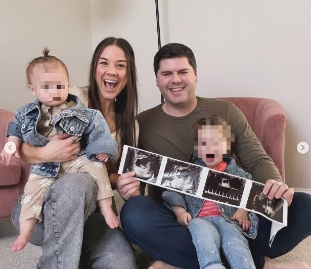 Familia de la influencer Lizzie Kieffer, posa con su esposo y sus dos hijas.
