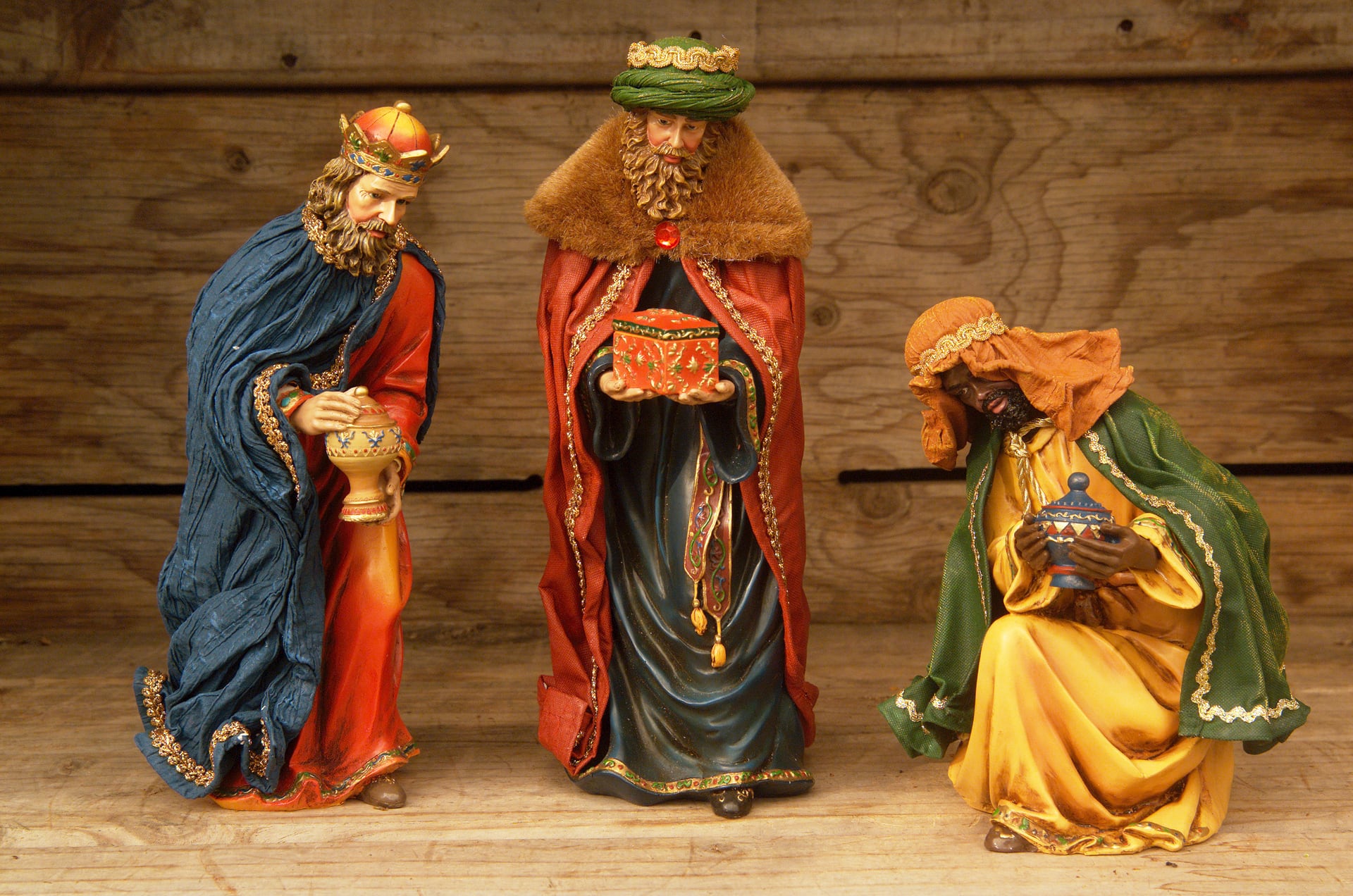 Imagen de tres figuras para portal de los Reyes Magos.