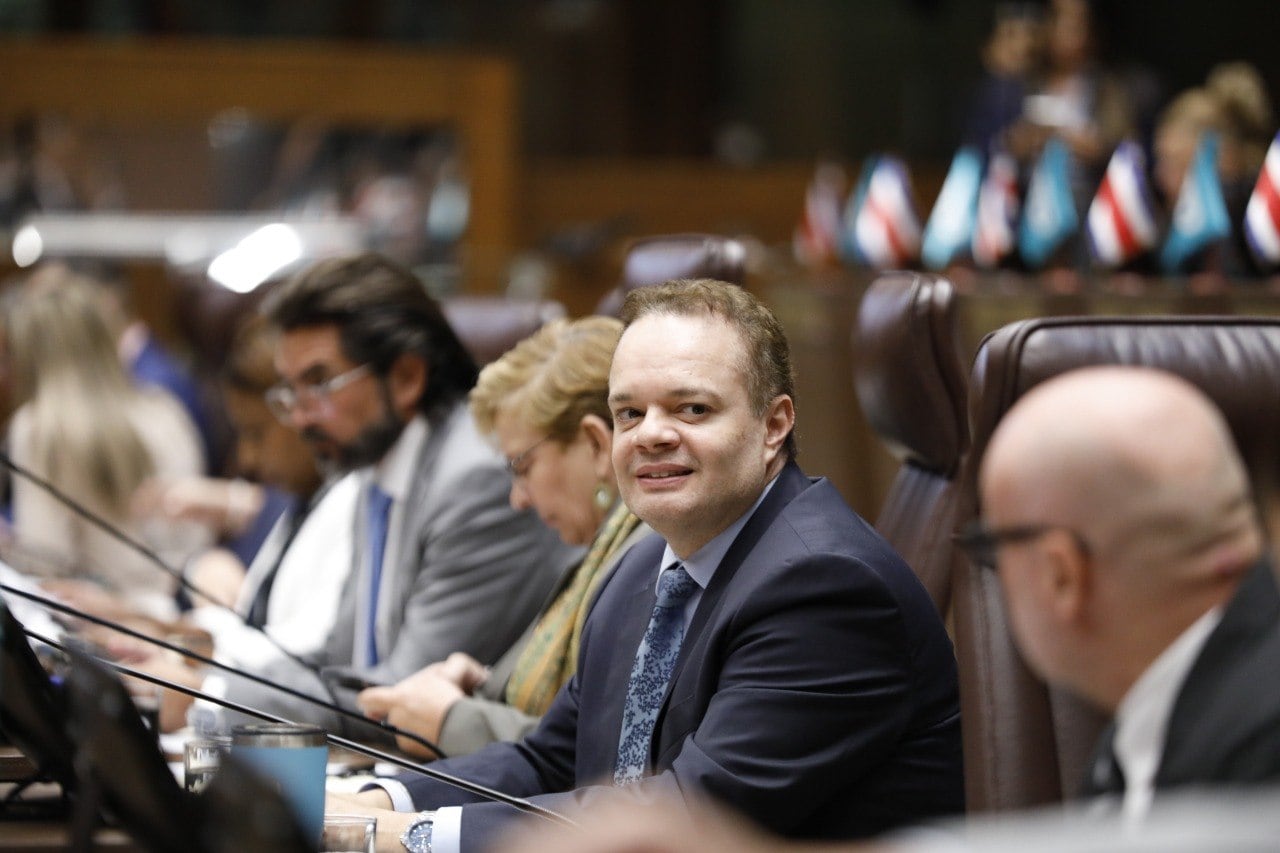 Actividad de los diputados durante la sesión del plenario de la Asamblea Legislativa.