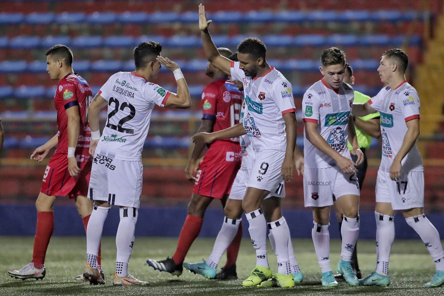 Alajuelense conserva al grueso de la plantilla que mostró en el torneo pasado. Barlon Sequeira y Marcel Hernández marcaron los primeros goles manudos en el torneo.