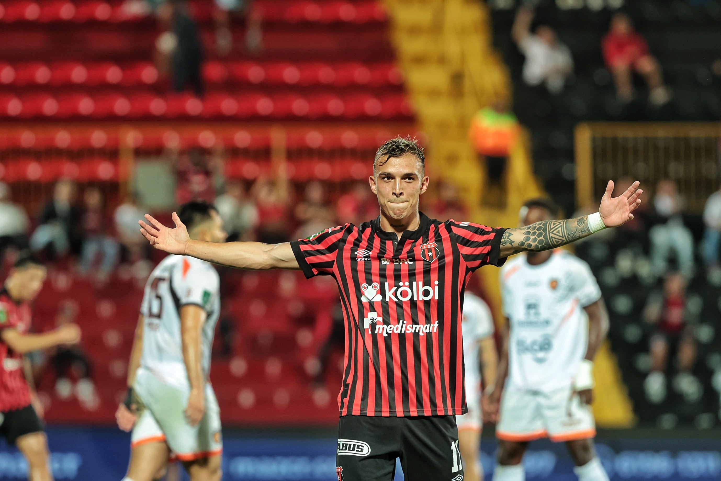 23/04/2026/ juego entre Liga Deportiva Alajuelense vs Puntarenas FC en el estadio Alejandro Morera Soto / foto John Durán