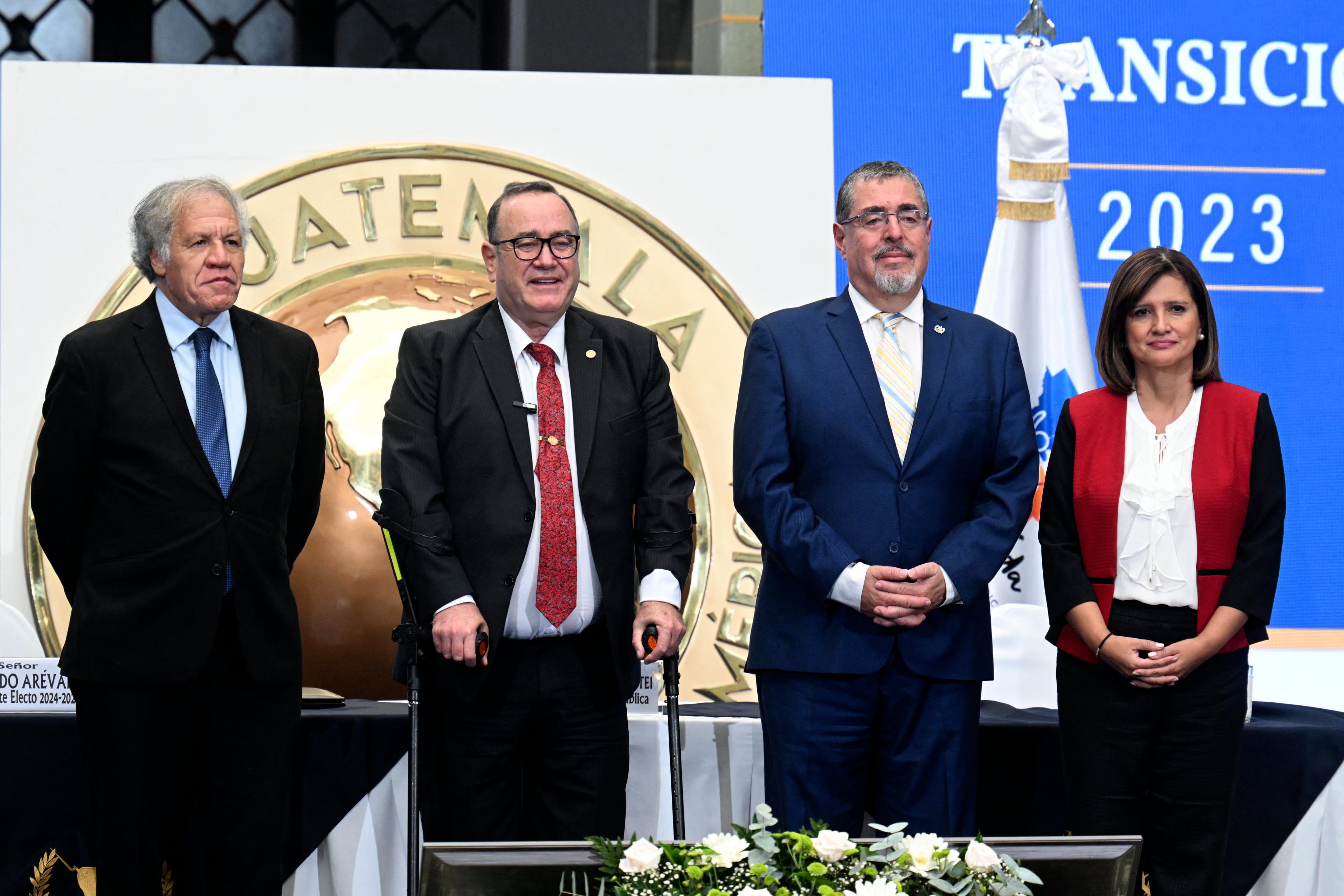 (De izquierda a derecha) El secretario general de la Organización de Estados Americanos (OEA), el uruguayo Luis Almagro, el presidente saliente de Guatemala, Alejandro Giammattei, el presidente electo de Guatemala, Bernardo Arévalo, y la vicepresidenta Karin Herrera