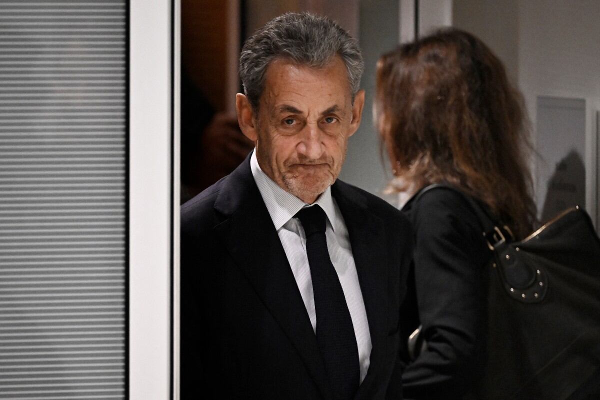 Nicolas Sarkozy sale de la corte tras el veredicto que lo condena por financiamiento ilegal de su campaña por parte de Libia, en 2007.